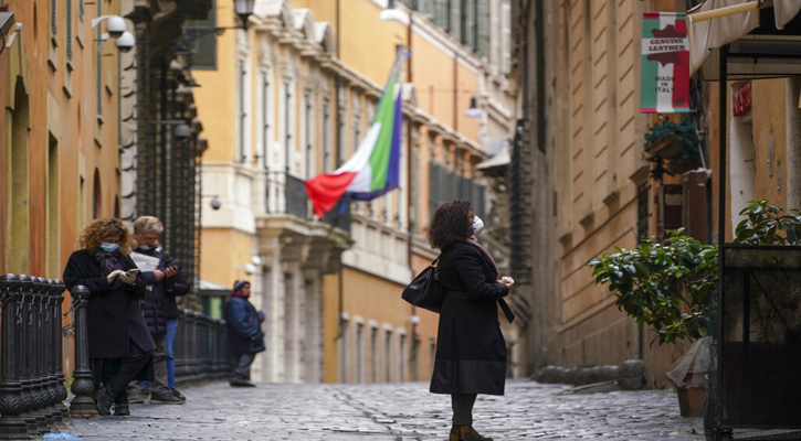 Italiani in una strada di Roma