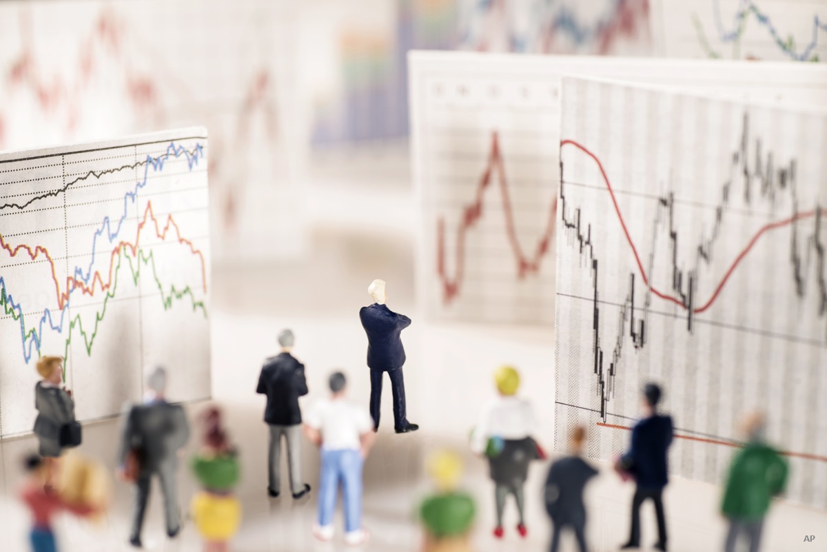 Group of portfolio managers looks at charts