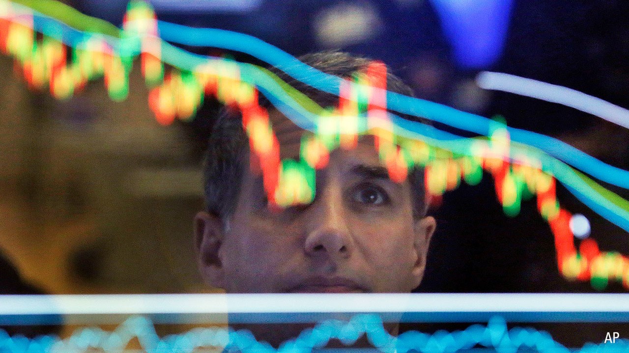Trader guarda indici di mercato in calo