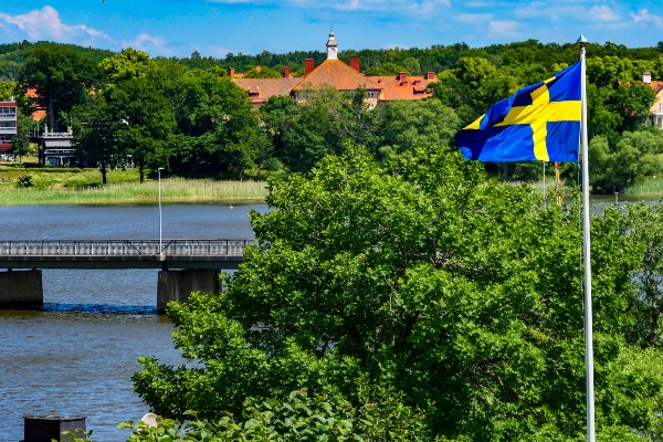 svensk flagga vid mälaren 